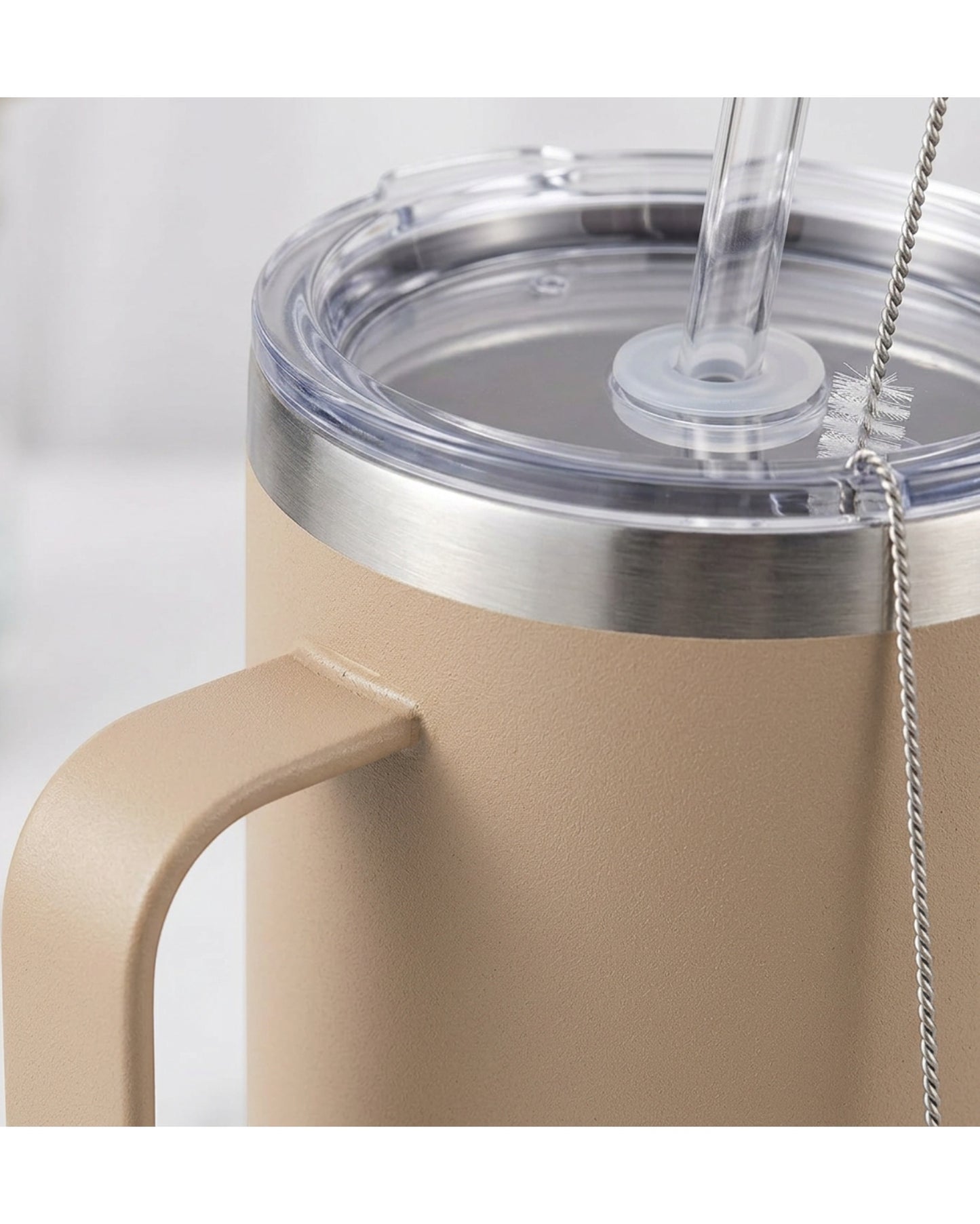 Tevnx Vacuum Insulated Travel Tumbler 24 fl oz Sandstone Handle and Straw Lid - Detail view